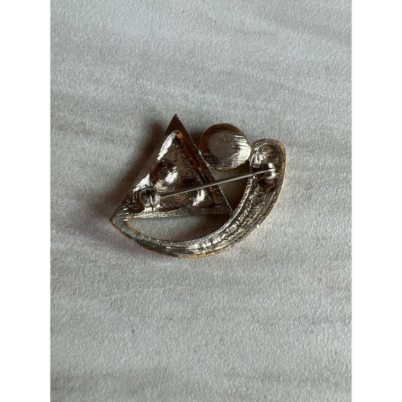 Vintage Unsigned Monet Brooch - Picture 3 of 3